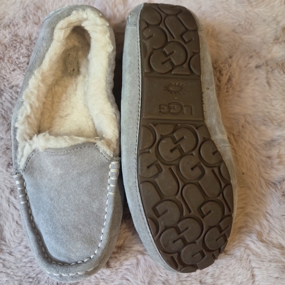 UGG Cozy Gray Moccasins with Cream Fleece Lining - Picture 4 of 6